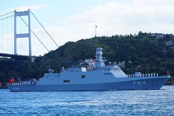 Donanmada gövde gösterisi! Saat 09:40'da peş peşe boğazdan geçtiler